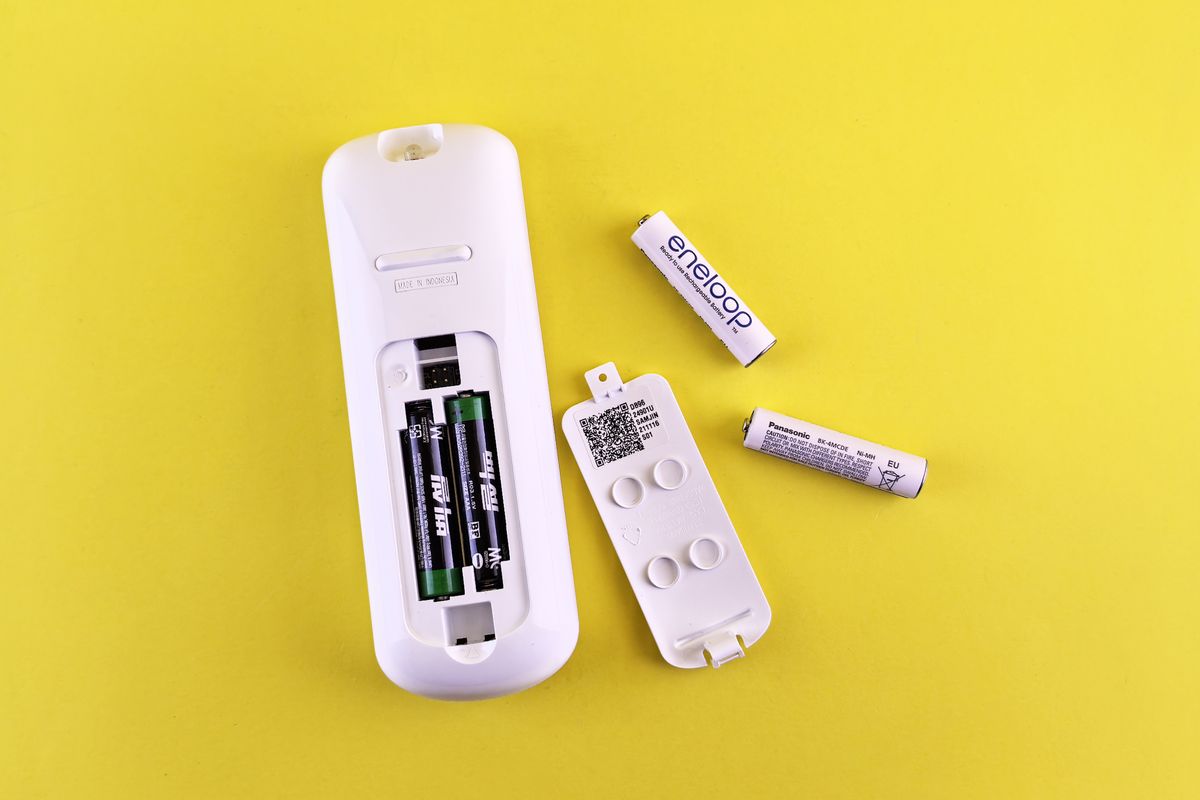 電池を入れる機器と乾電池。併用できる機種は電池を保険として入れておける