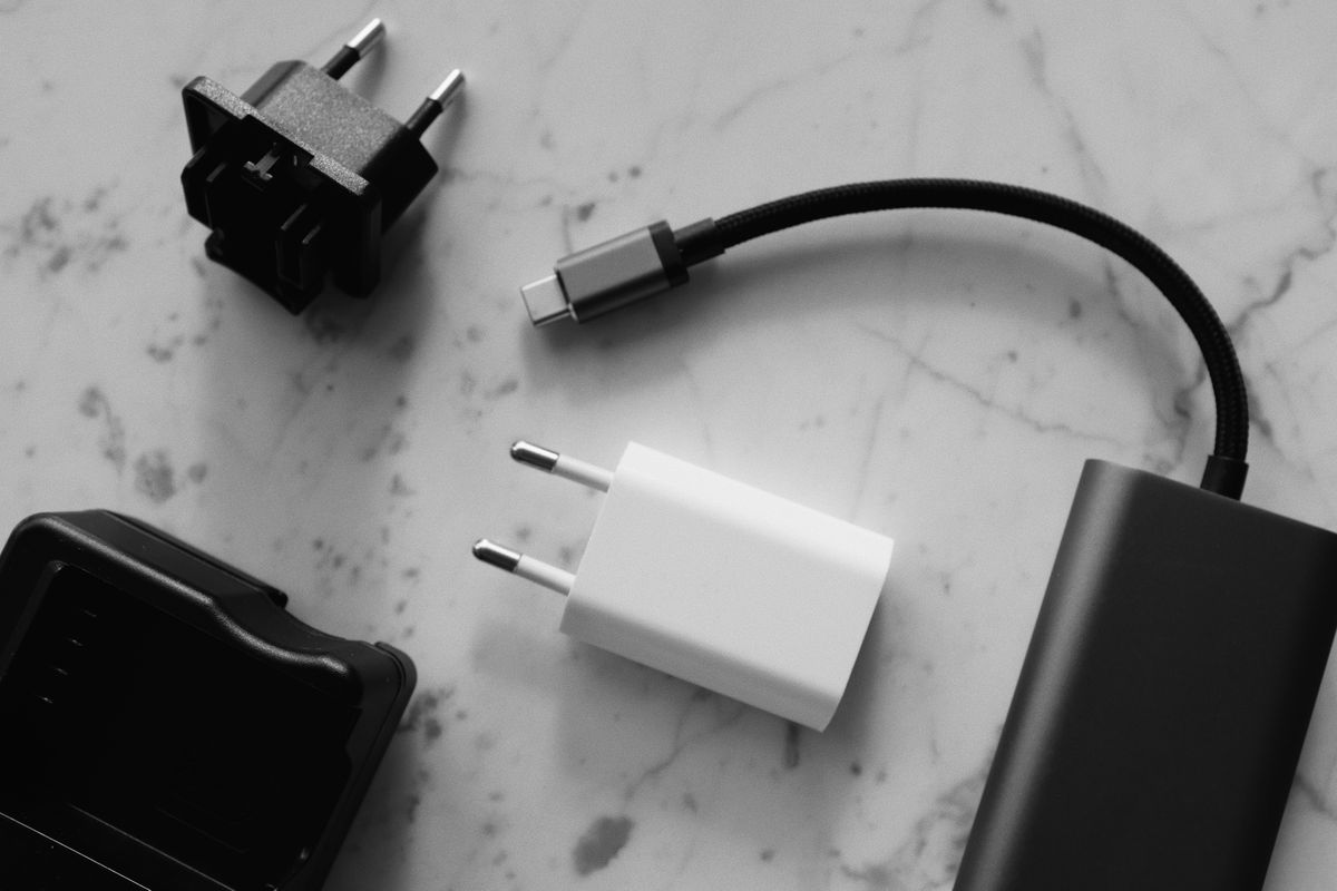 並べられた電源アダプタとケーブル。自動給餌器はアダプタ運用が基本になる