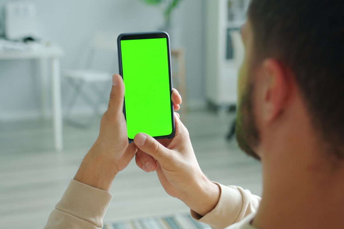 スマートフォンを操作する手元。カメラ機能はアプリと通信が前提になる