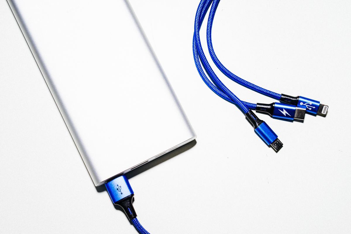 USBケーブルとモバイルバッテリー。給水器の給電方式は稼働時間と維持費に直結する