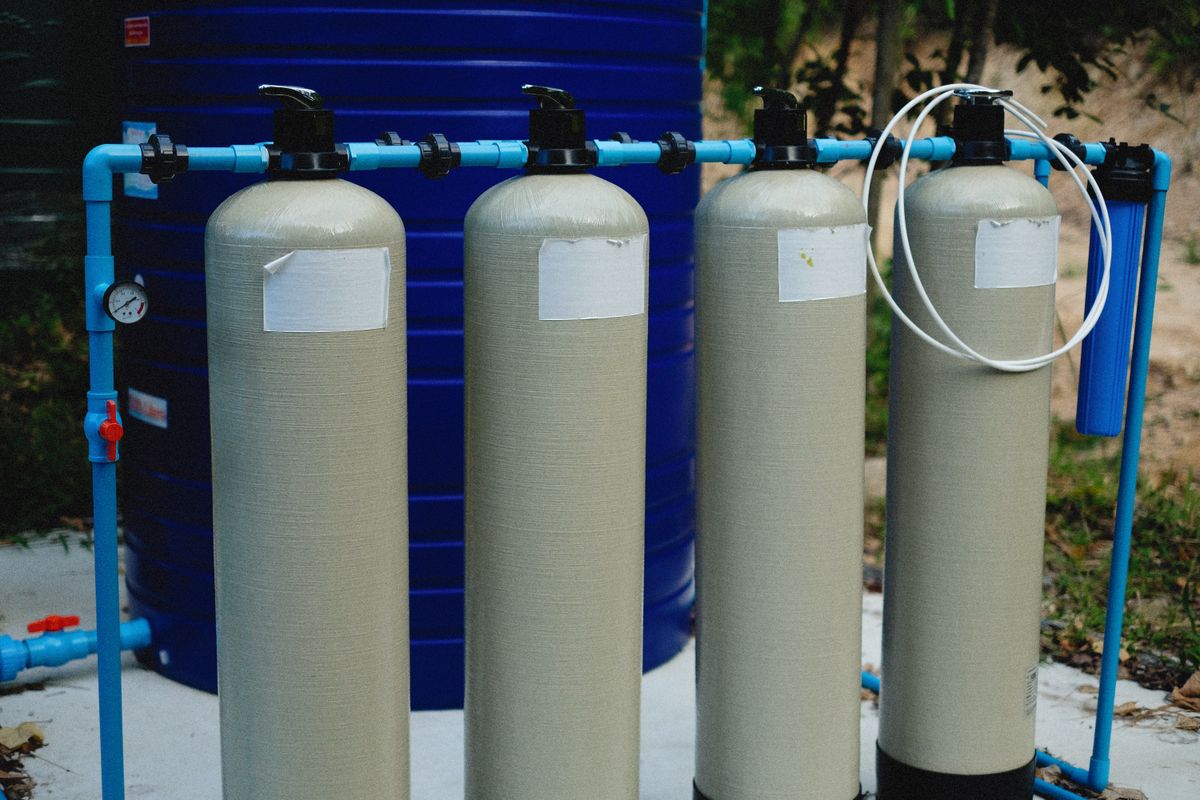 水を処理する設備。フィルターは通した水の量だけ消耗する