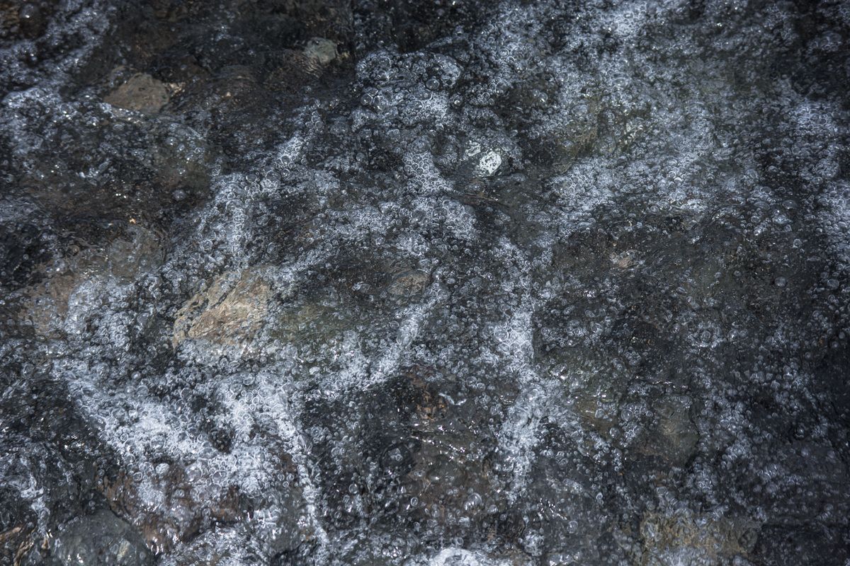 水面に立つ細かな泡と波。動いているかどうかは水面で分かる