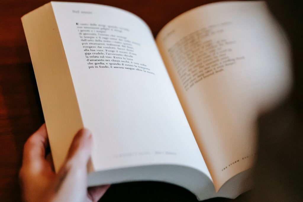 手元の冊子を開いて読む様子。ペット用品の型番は取扱説明書の調べ方を知っていると早く見つかる