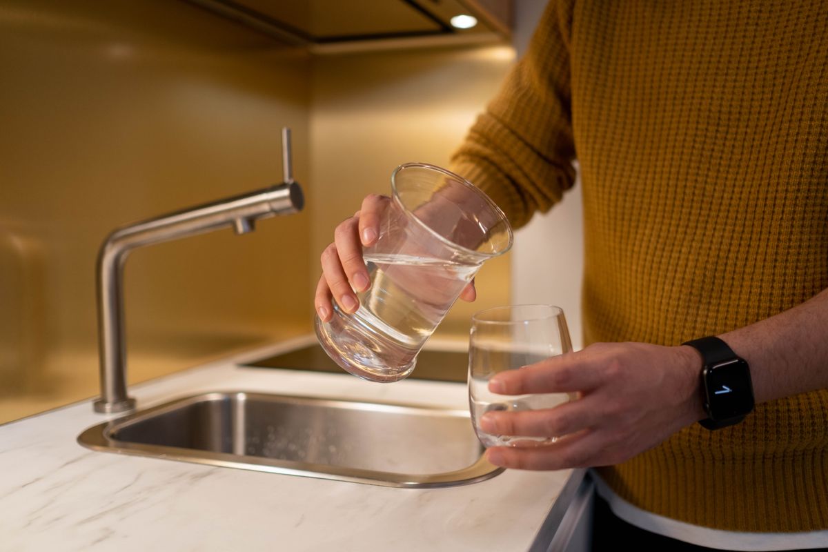 水差しからグラスへ注がれる水。ろ過する層を通すかどうかで役割が変わる