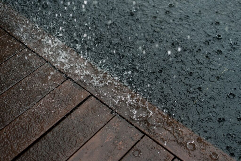 水面に落ちる水滴の広がり。給水器の水漏れは濡れ方の広がりで原因を絞れる