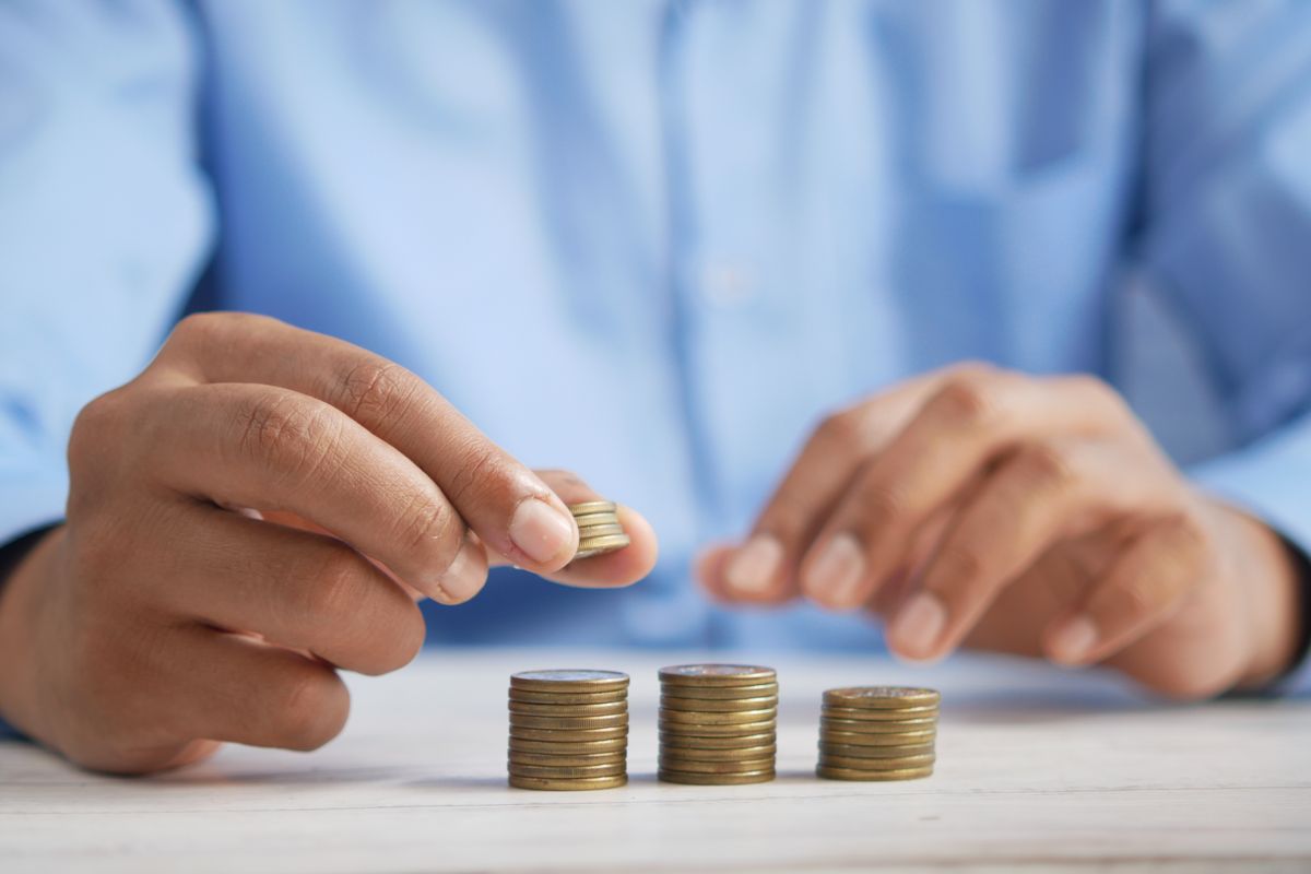 積み上げられた硬貨。年間維持費は少額の積み重ねで決まる