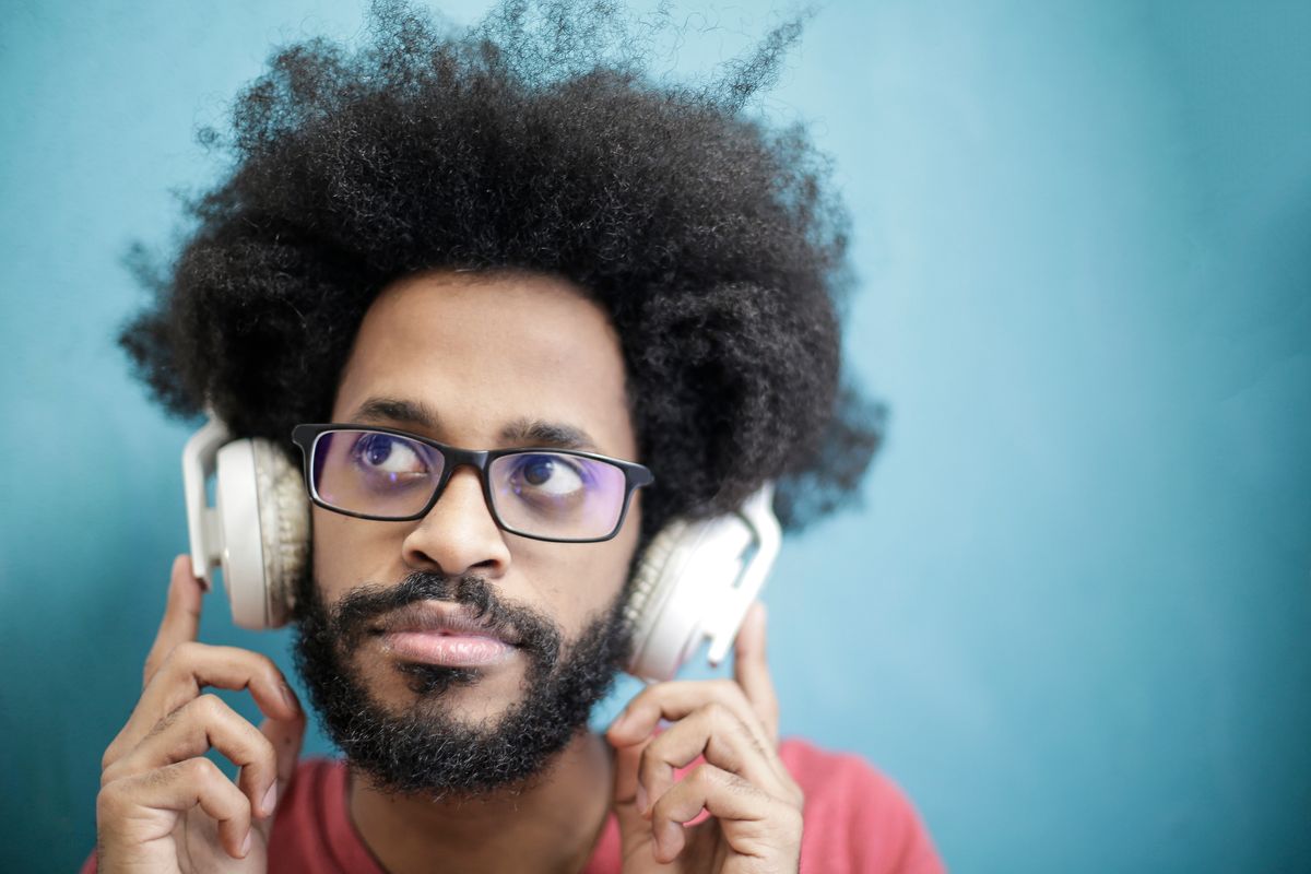 ヘッドホンで音を聴く人物。給水器の音は連続音か断続音かを聴き分けると原因が絞れる