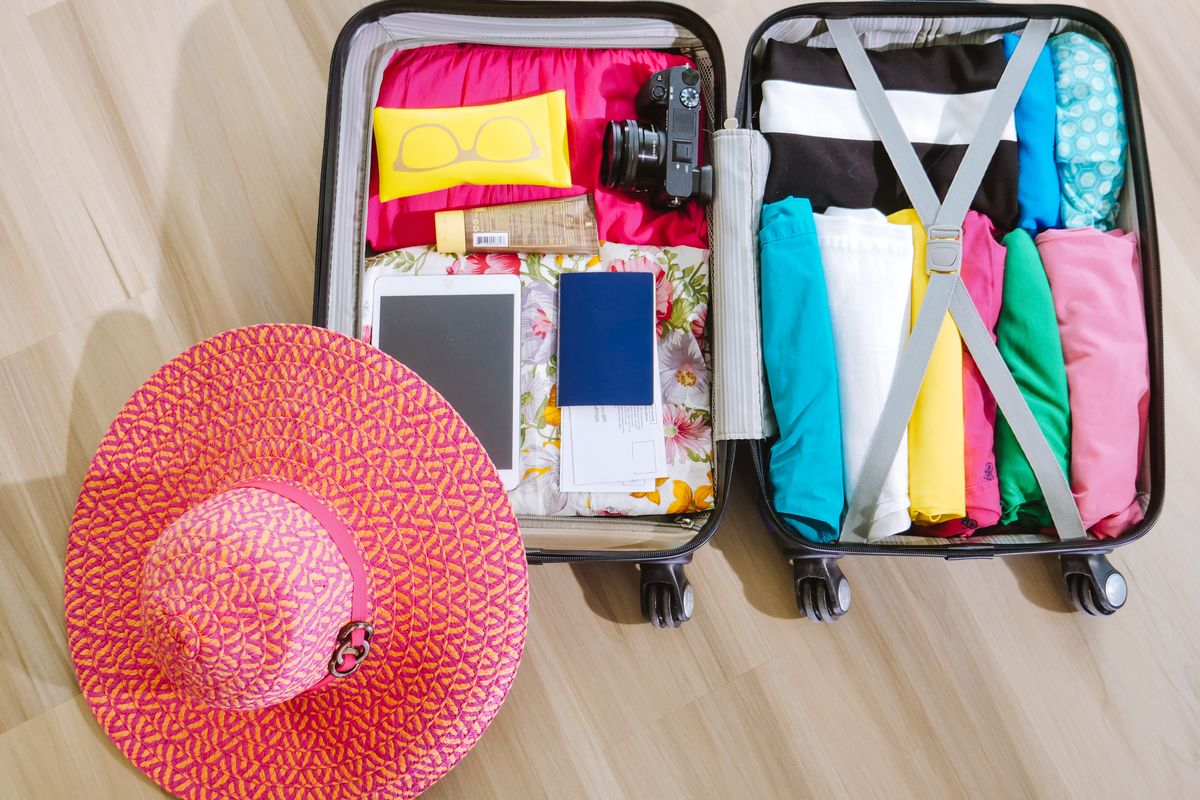 旅行の荷造りをしたスーツケース。留守にする日数から給餌器の必要容量が決まる