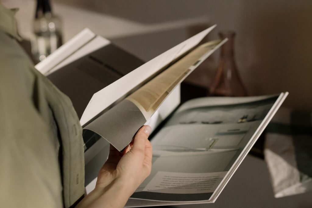 冊子をめくっている手元。全部を読み通す必要はない