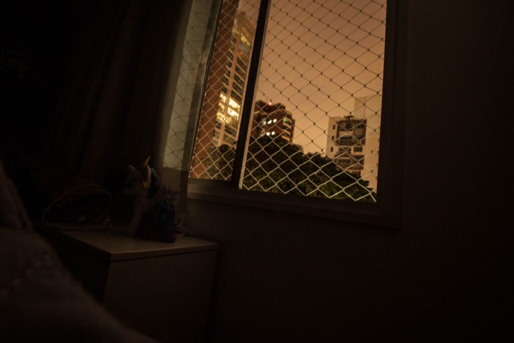 夜の室内から見た窓の外。夜は替えられない時間が続く