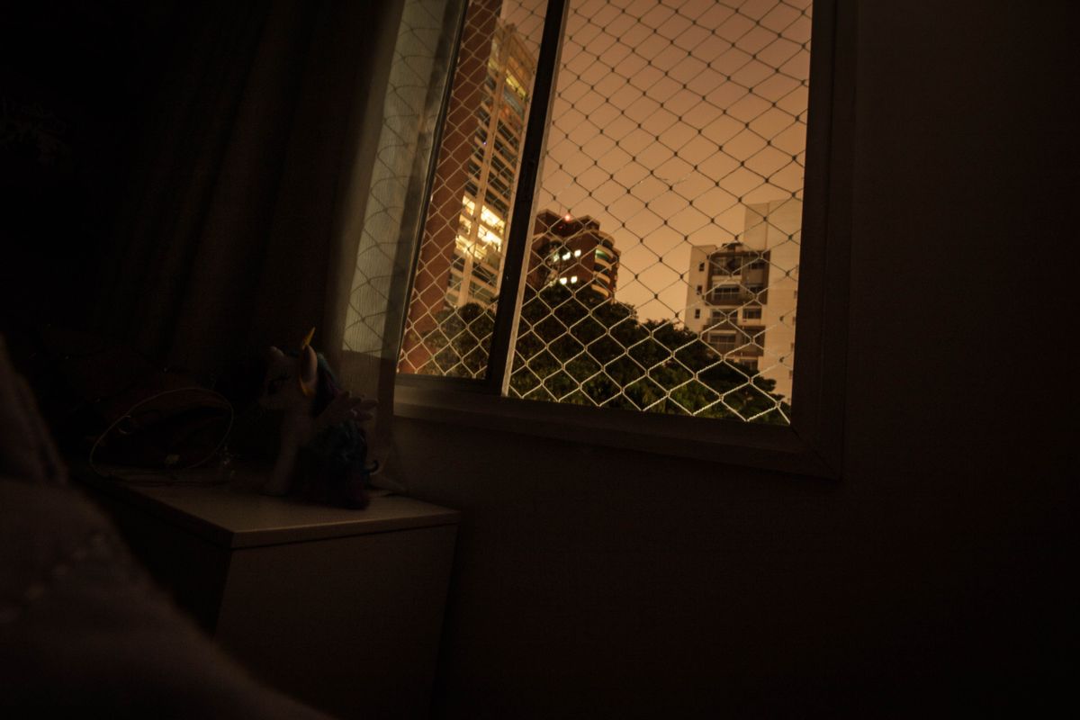 夜の室内から見た窓の外。夜は替えられない時間が続く