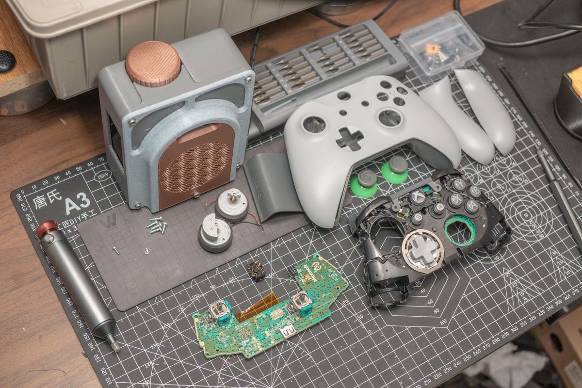 分解された機器の部品が並ぶ作業台。外した順に並べると組み直しが早い