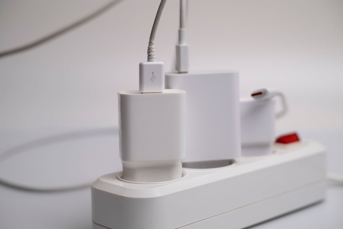 電源に接続された機器。常時通電なので待機電力も計算に含める
