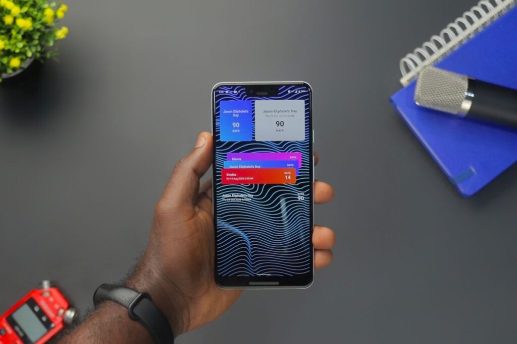 スマートフォンを持つ手。通知は気づくための手段であって解決ではない