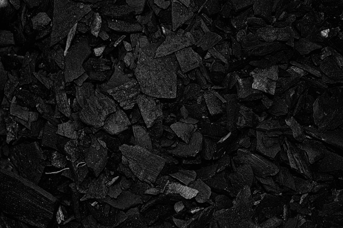 積み上げられた炭。活性炭系の消臭剤は吸える量に上限がある