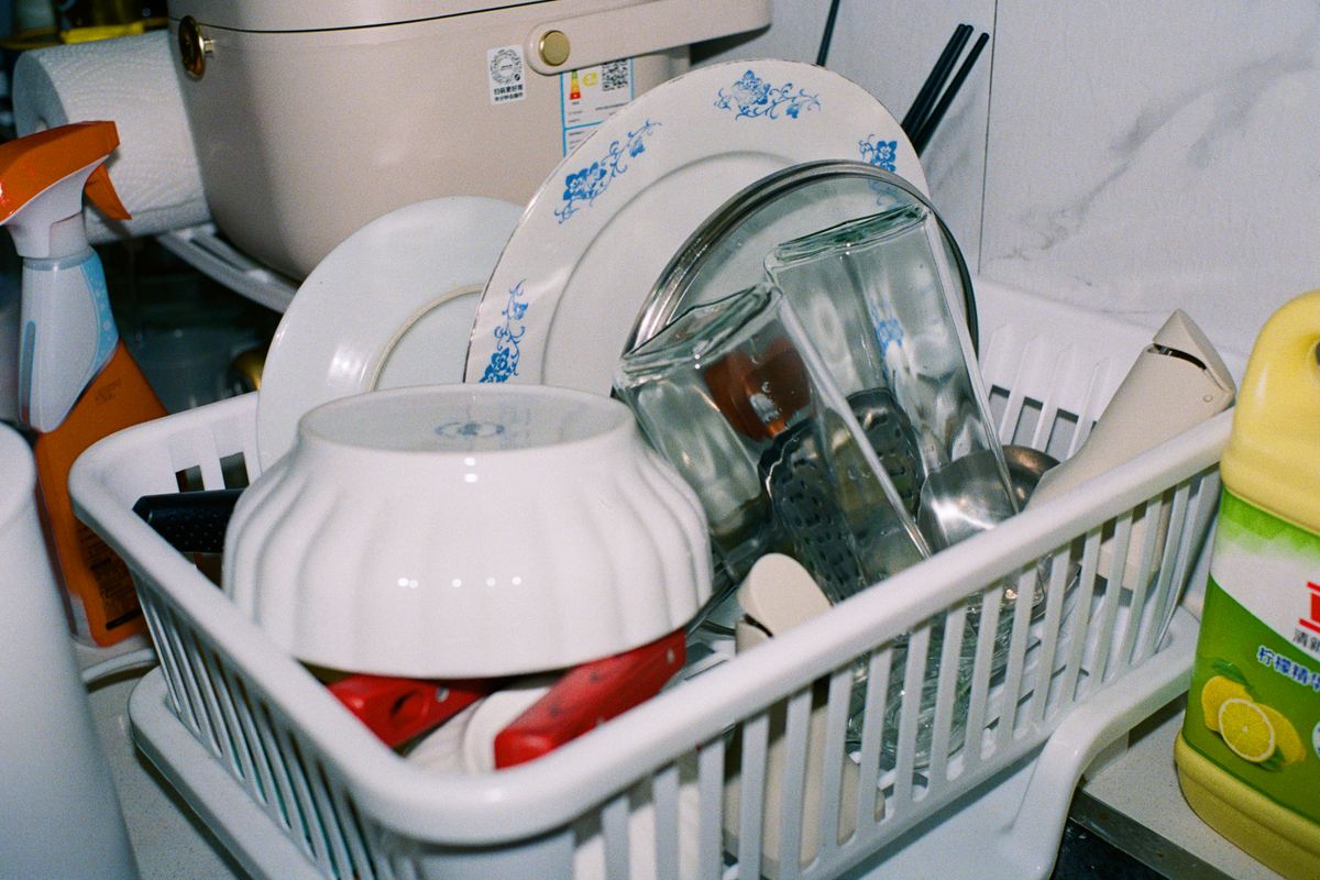 水切りかごで乾かされる食器。トレーは完全に乾かしてから戻す