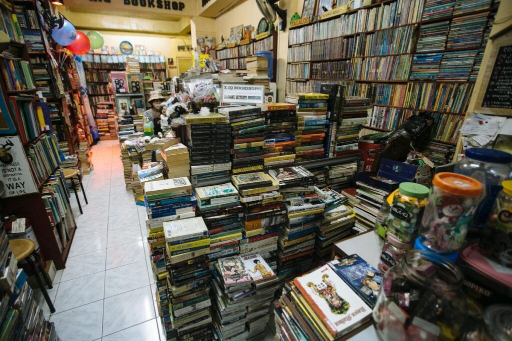 品物が積み上げられた店内