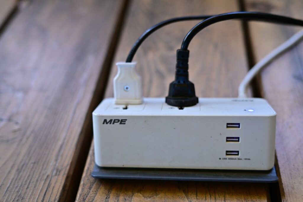複数の差込口にコードがつながれた電源タップ