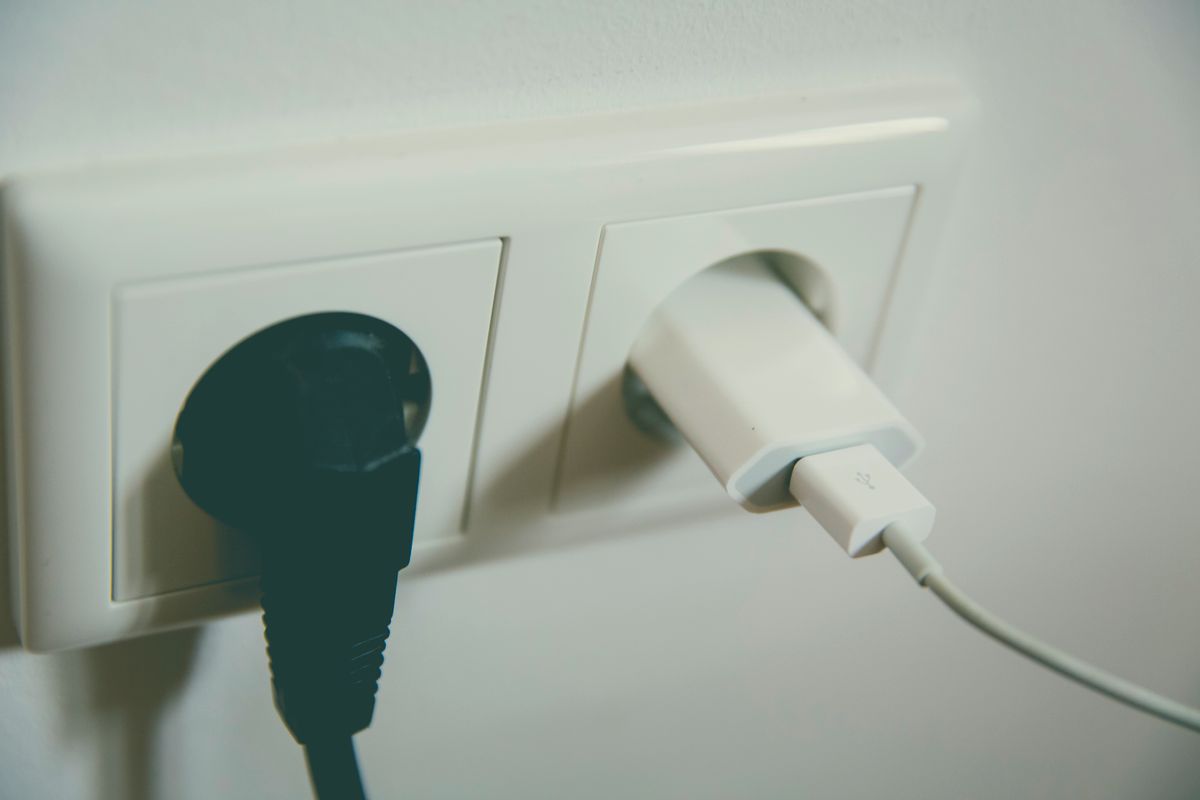 プラグの差さったコンセント。複数の機器を使うなら合算して見る