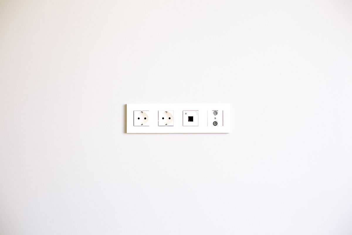 壁のコンセント。常時つなぐ機器かどうかで電気代の見方が変わる
