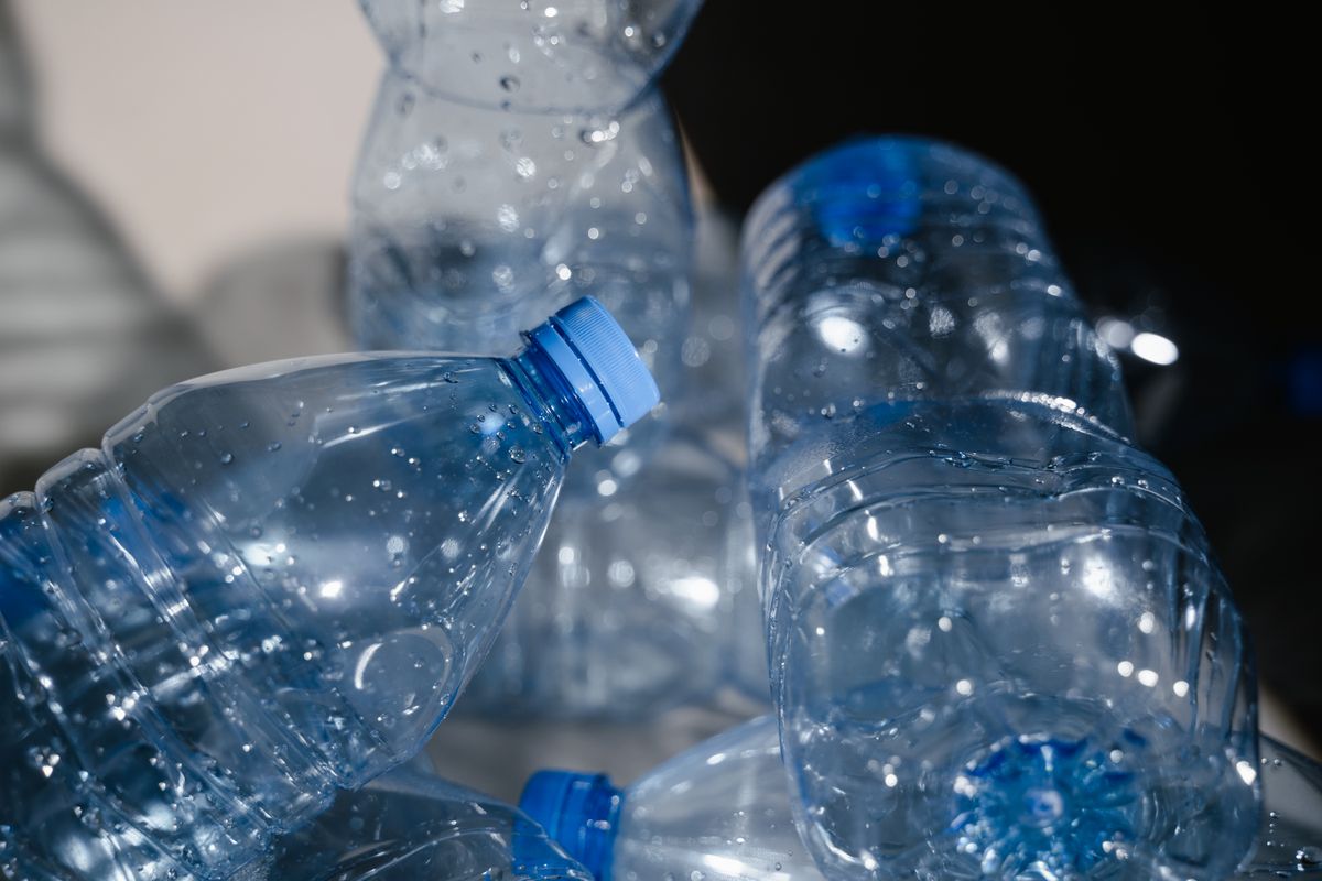 水滴のついたいくつかのボトル