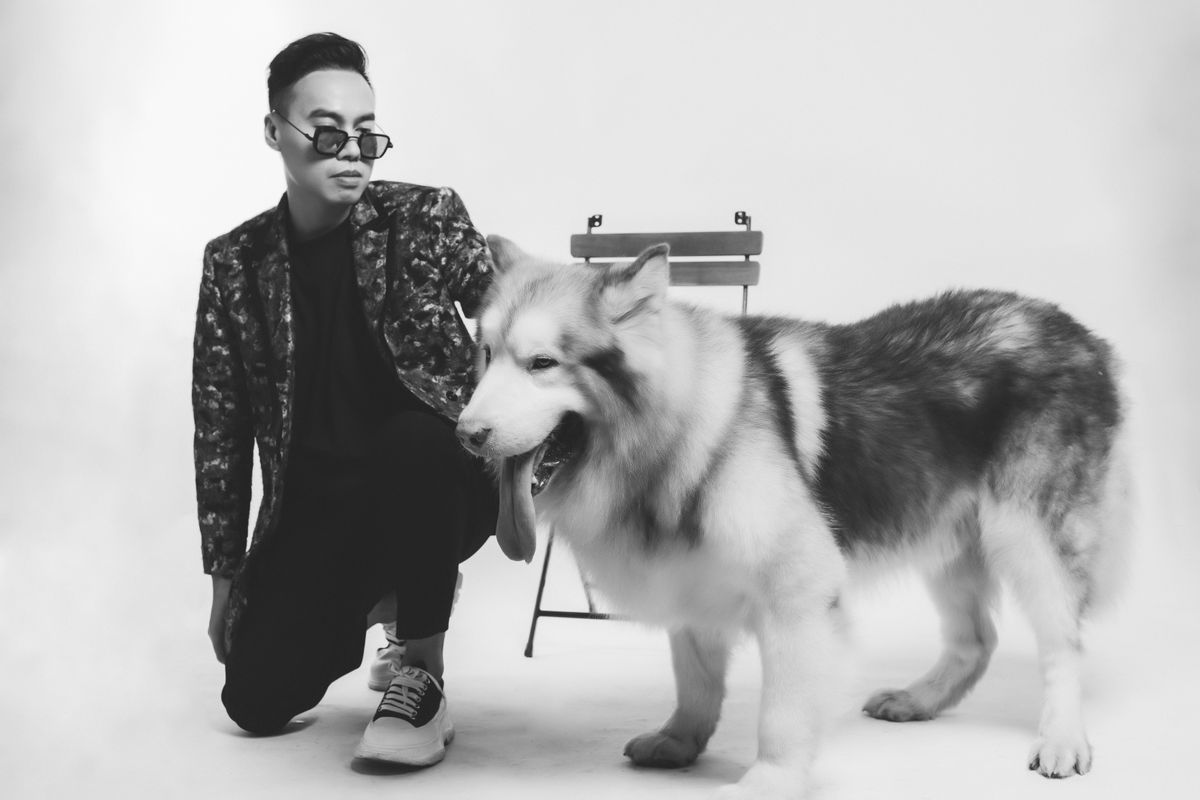 大型犬のそばにしゃがんでいる人。犬の高さで見ると分かることがある