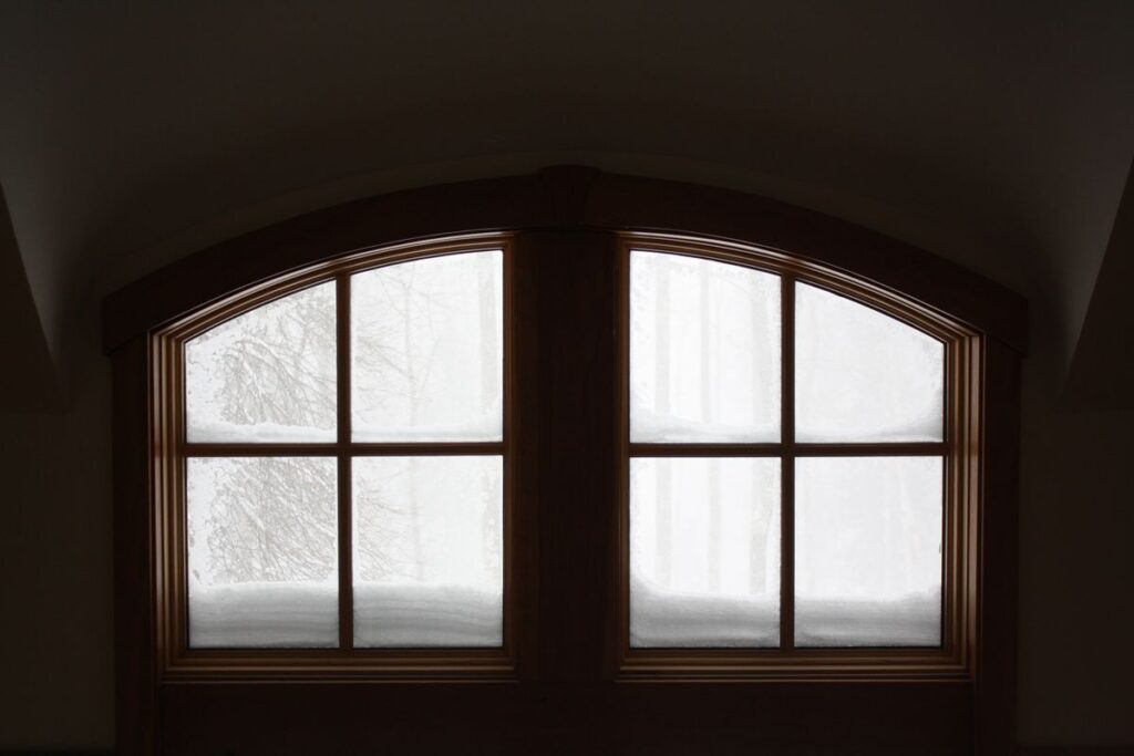 雪に覆われた窓辺。窓のそばは室内でも水温が下がりやすい