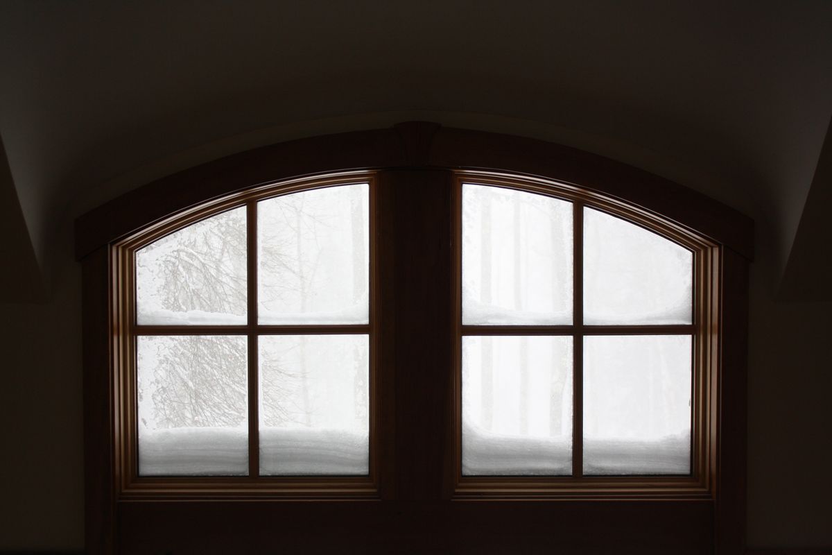 雪に覆われた窓辺。窓のそばは室内でも水温が下がりやすい