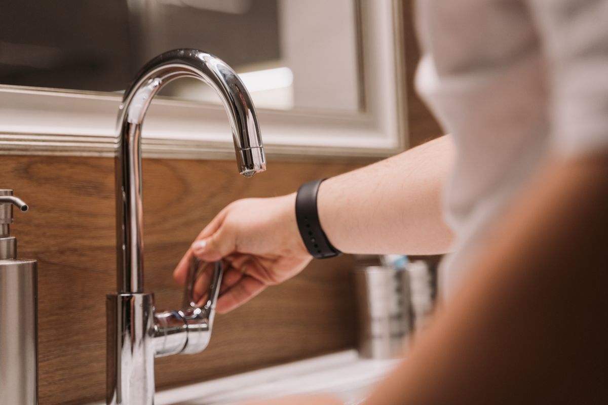 蛇口をひねる手元。すすぎの水量と時間が仕上がりを決める