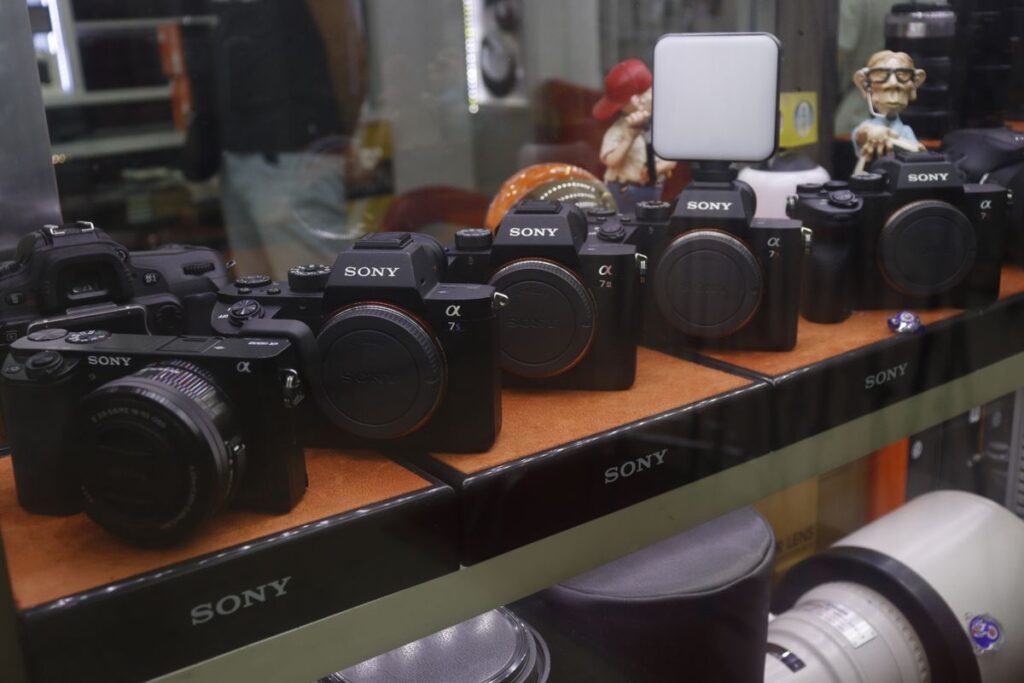 店頭の棚に並べられた機器の展示。新旧が同時に並ぶ売り場