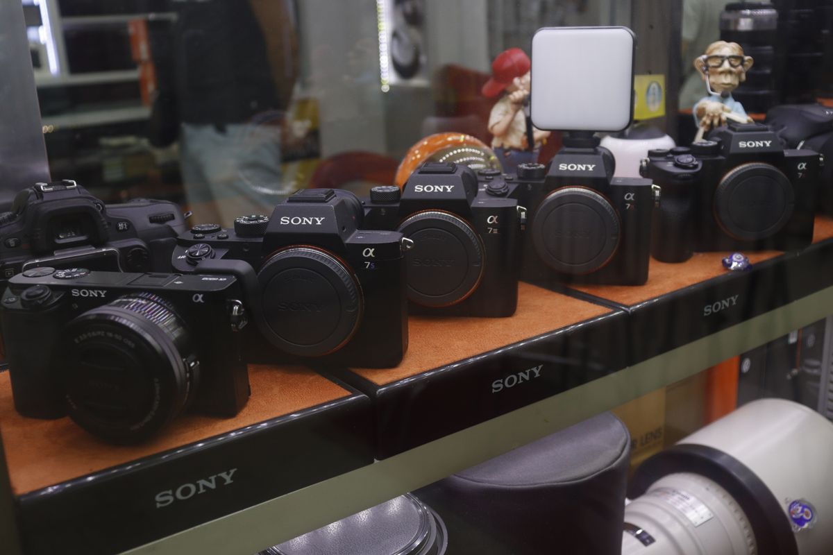 店頭の棚に並べられた機器の展示。新旧が同時に並ぶ売り場