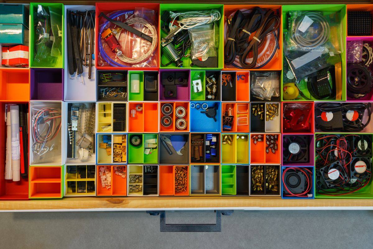 整理された引き出しの中の部品。予備を持っておくと交換が遅れない