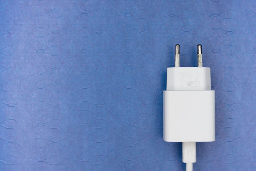 白い電源プラグのアップ