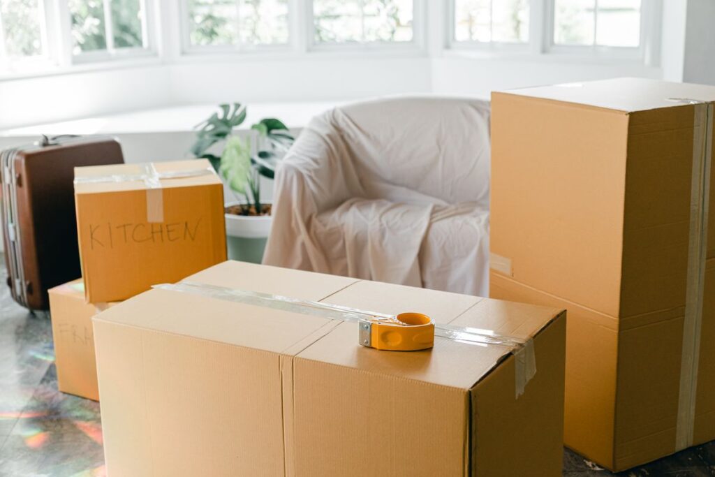 荷物の入った段ボールが並ぶ部屋。運ぶ前に決めることがある