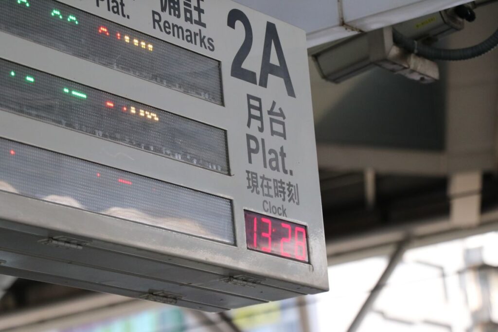 時刻を表示している電光の案内板