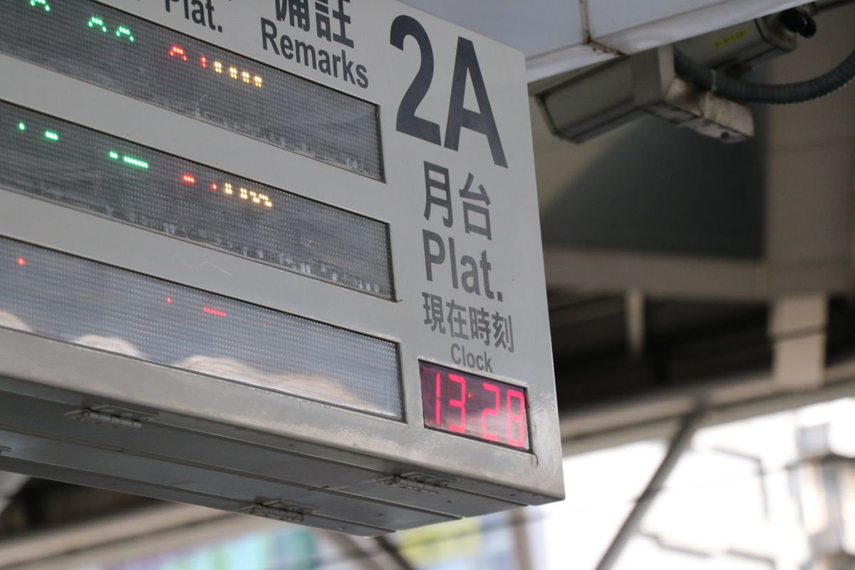 時刻を表示している電光の案内板