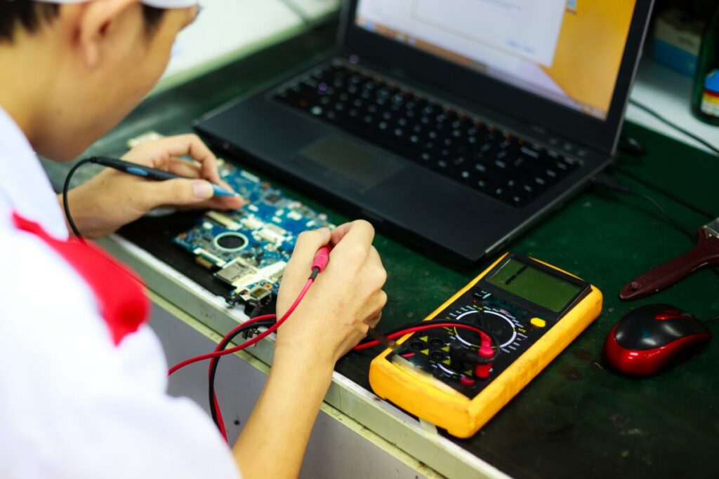 作業台で機器を調べている人