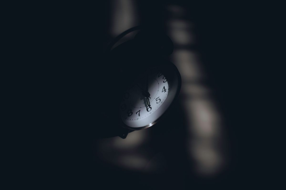 夜の暗さの中の時計