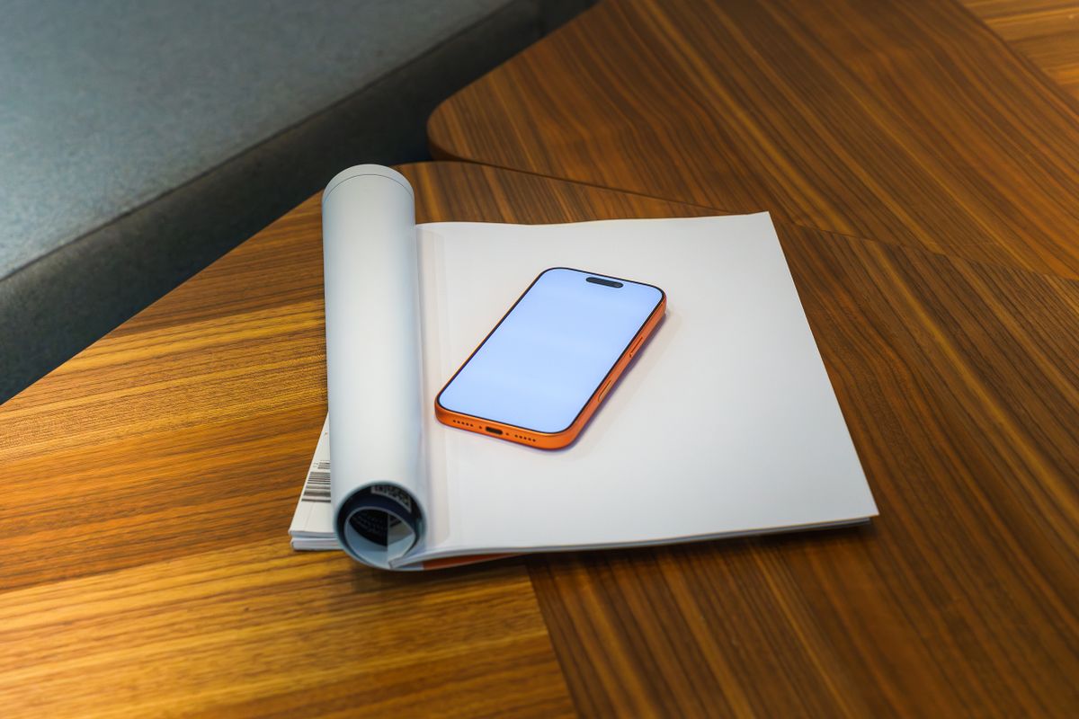 書類の上に置かれた小物