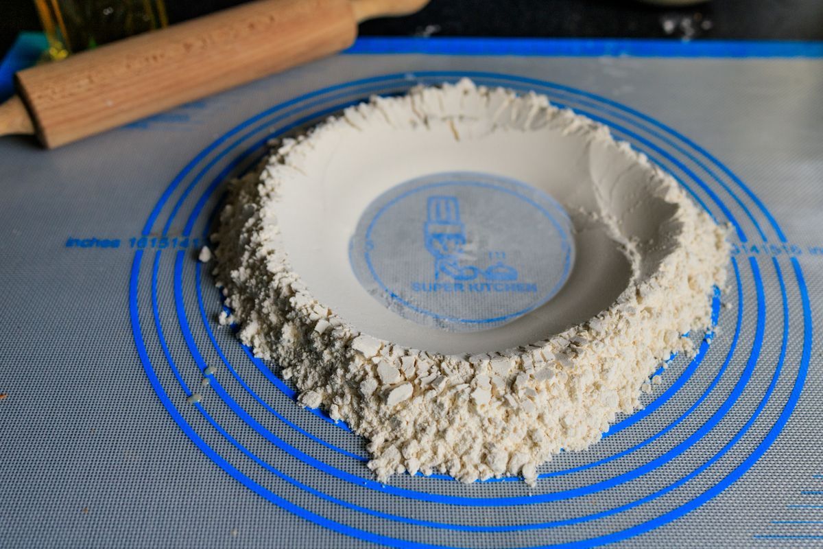 作業台に敷かれた樹脂製のマット。敷くもの自体も洗う対象になる