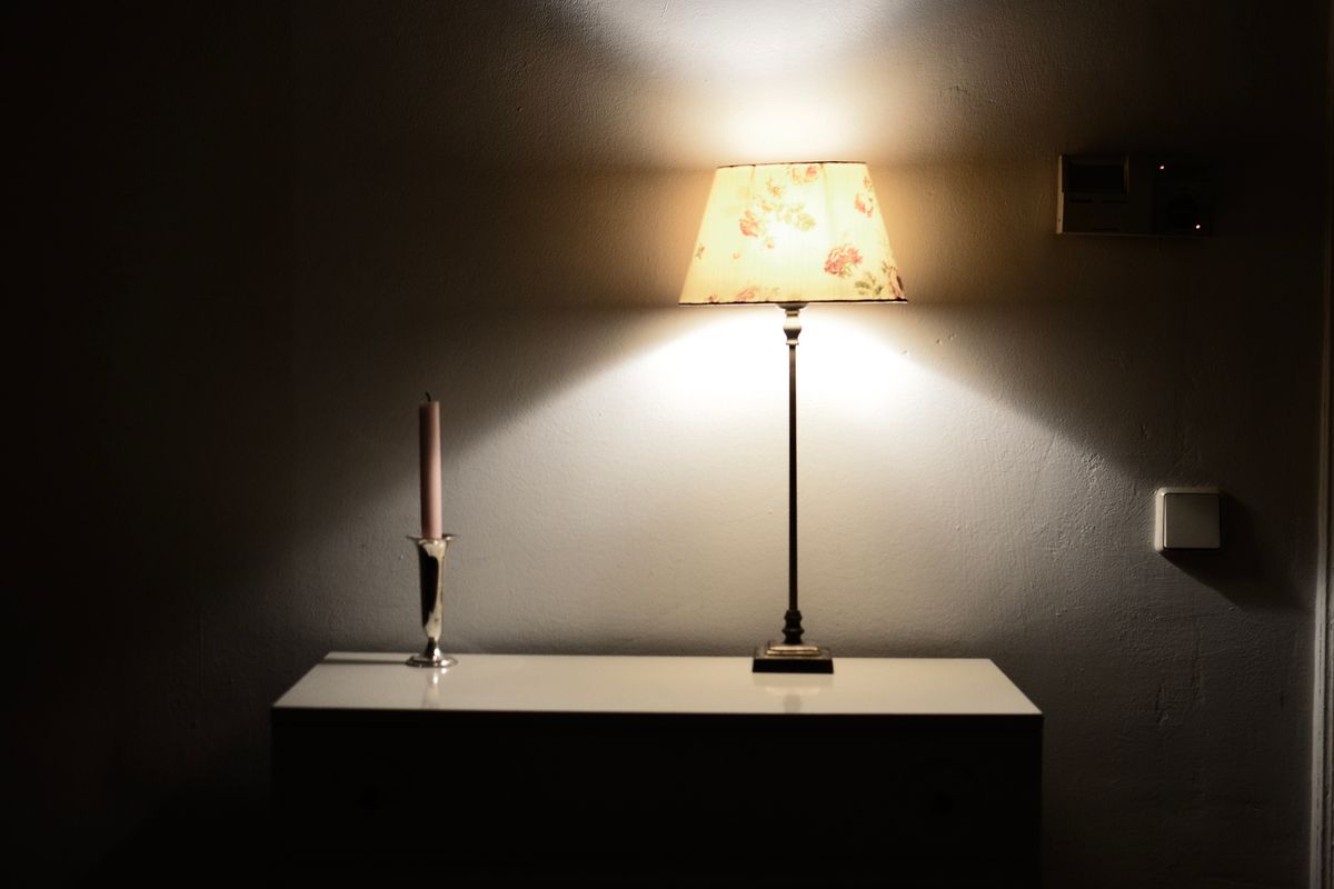 灯りのともった静かな部屋