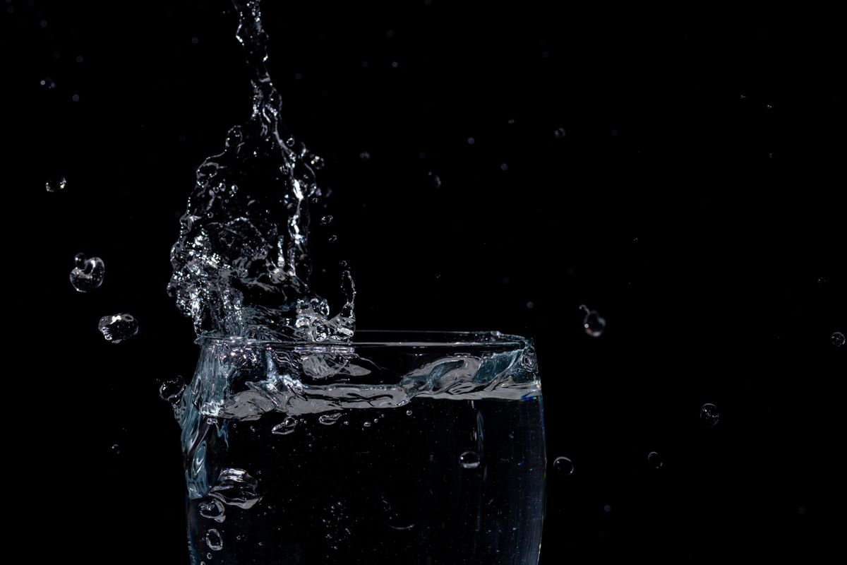 グラスに注がれる水