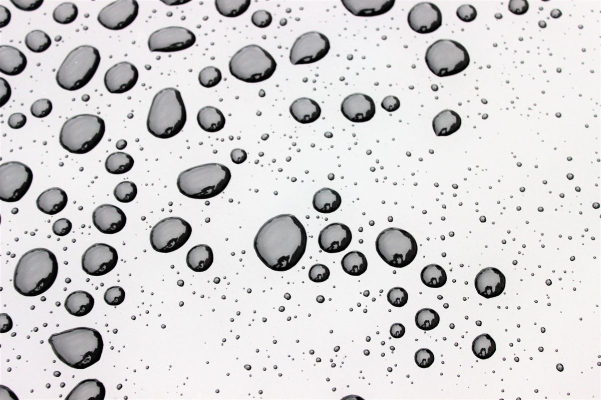 面に残った水のしずく