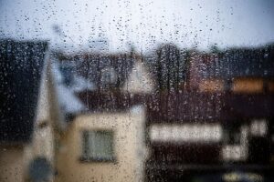 雨の日の窓辺