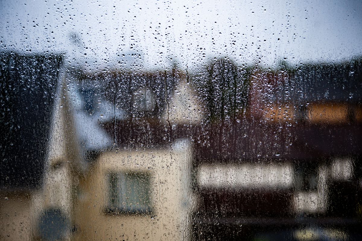 雨の日の窓辺