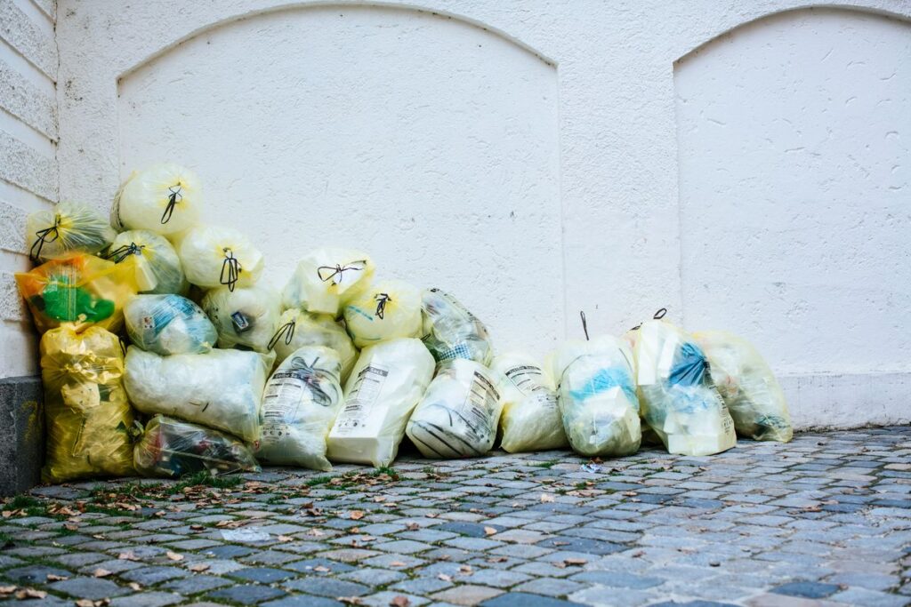 積まれたごみ袋。猫砂の処理は自治体の区分に従うのが基本になる