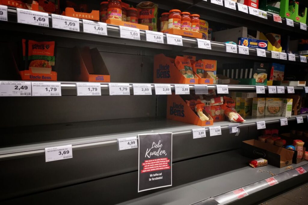 商品が半分ほど無くなった店の棚