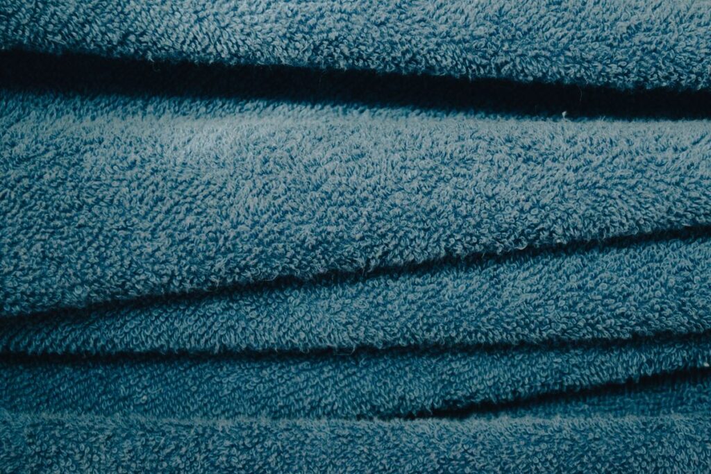 厚みのある布地の質感。ペットシーツの厚型と薄型の違いは吸収体の量にある