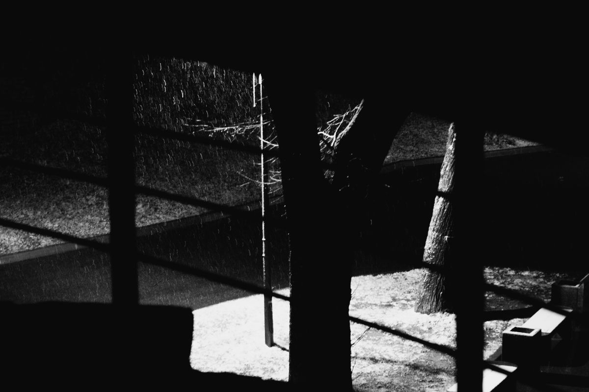 窓の外に降る雨