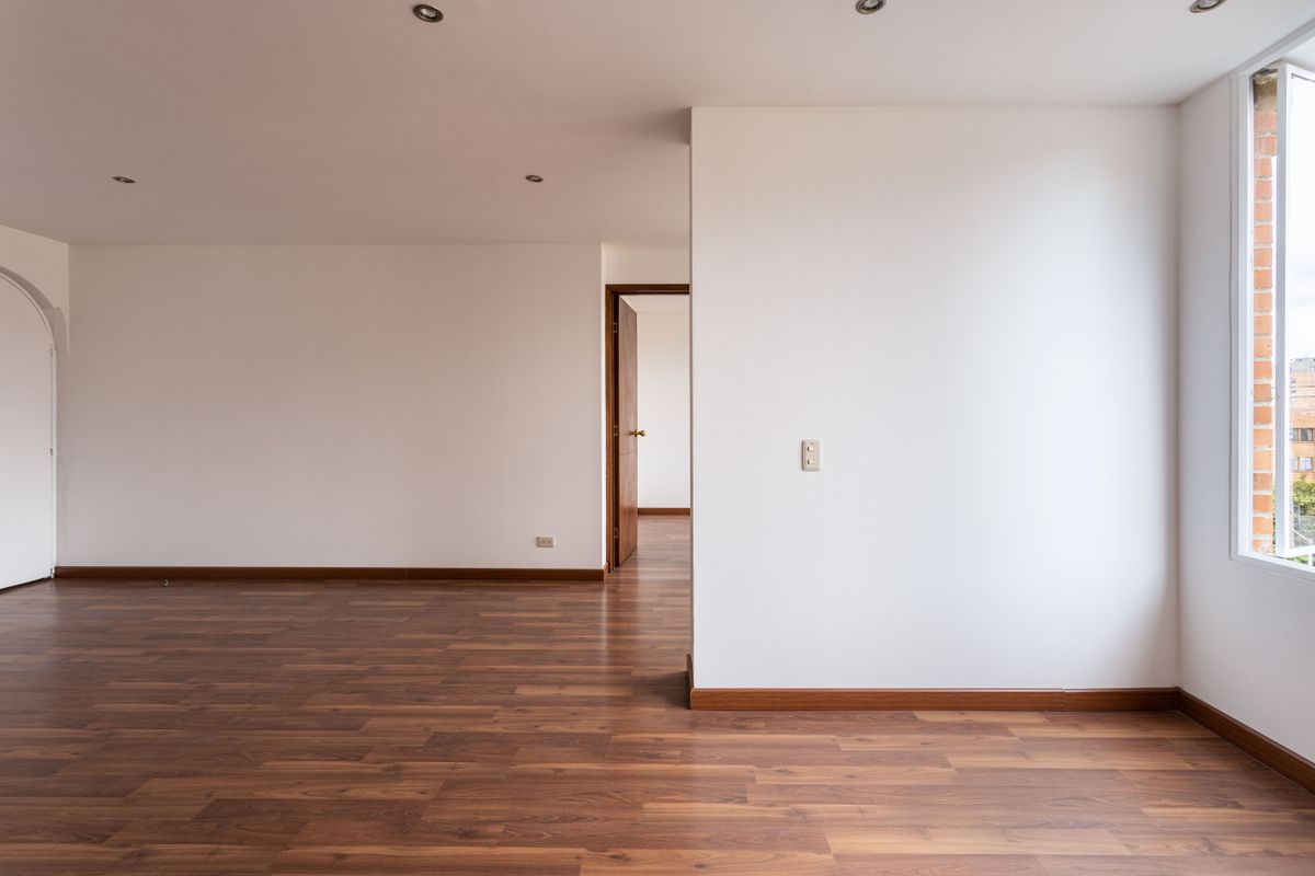 木の床の広がる空き部屋